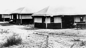 Early_cottages_with_canvas_roofs